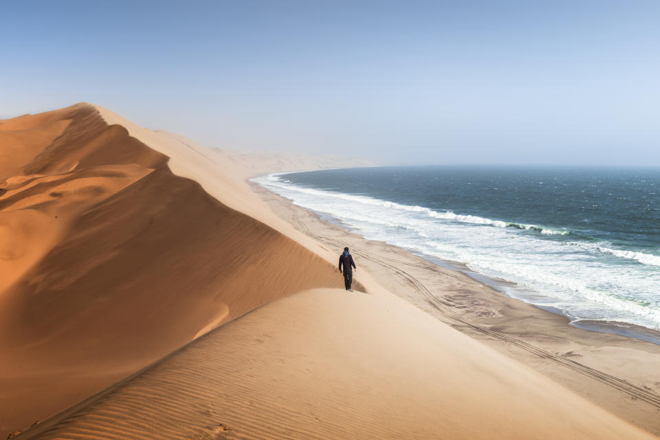 <p>En esta zona las arenas de color naranja brillante del desierto del Namib se encuentran con las aguas del océano Atlántico para crear un paisaje casi mágico que parece sacado de otro mundo. (Foto: Getty Images).</p> 