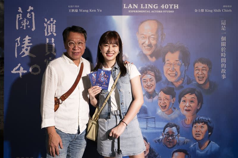 游安順（左）與《一家團圓》劇中的「女兒」張郁婕共同出席首映會。（圖／牽猴子提供）
