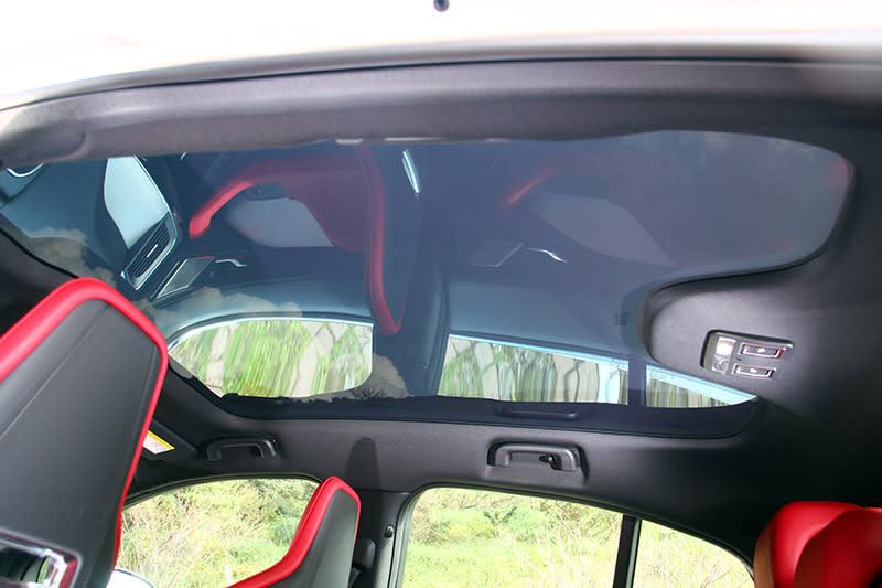 特殊鍍膜的全景式玻璃天窗是車內的一大亮點，對於遮光與隔熱的效果控制地恰到好處。