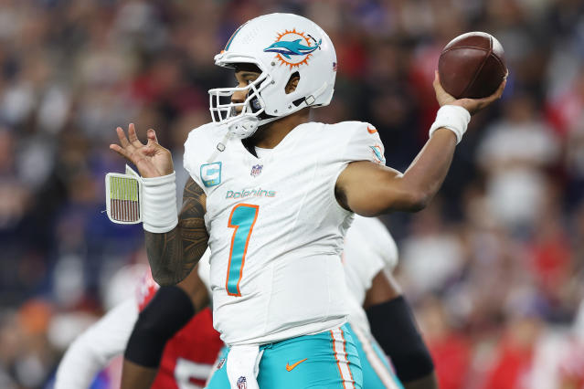 Mostert runs for 2 TDs as Dolphins hold off Patriots 24-17
