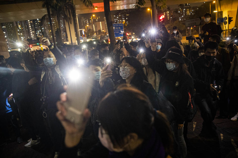 2021年3月4日西九龍裁判法院，市民在法院外聲援各被告。