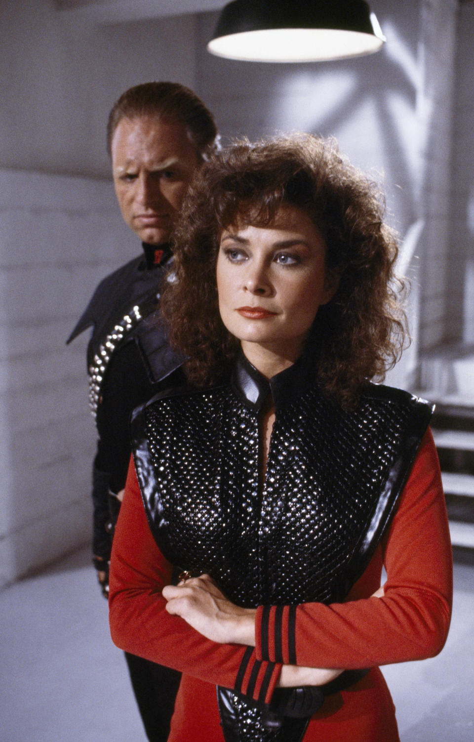 V – Episodio 5 de “The Sanction” – Emitido el 16/11/84 – Foto: (de izquierda a derecha) Thomas Callaway como Klaus, Jane Badler como Diana (Foto de Gene Trindl/NBCU Photo Bank/NBCUniversal vía Getty Images vía Getty Images )