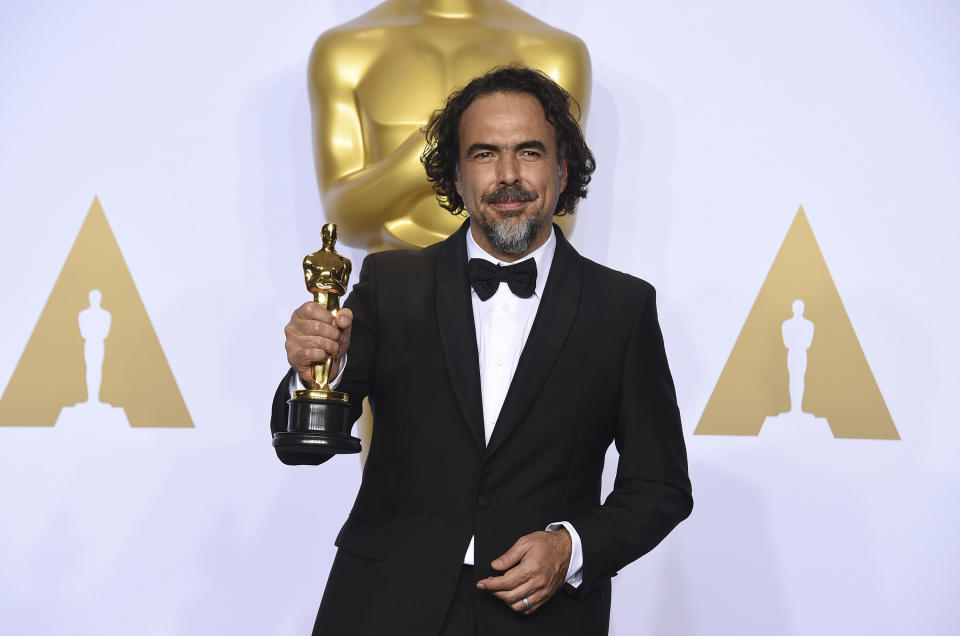 ARCHIVO – Alejandro G. Iñárritu posa en la sala de prensa con el premio a mejor director por "The Revenant" en los Oscar en Los Angeles el 28 de febrero de 2016. La película de Iñárritu “Bardo, falsa crónica de unas cuantas verdades” fue anunciada el 29 de septiembre de 2022 como la seleccionada de la Academia Mexicana de Artes y Ciencias Cinematográficas para buscar una nominación al Oscar a mejor película internacional para la 95ª entrega de los Premios de la Academia que se celebrará en marzo de 2023. (Foto Jordan Strauss/Invision/AP, archivo)