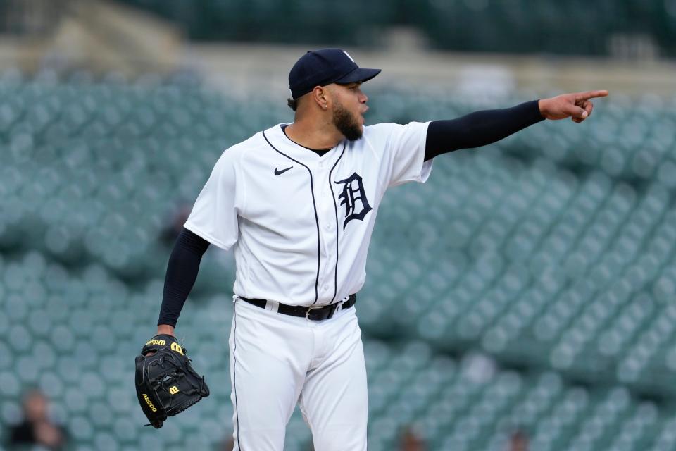 El lanzador de los Tigres de Detroit, Eduardo Rodríguez, reacciona al out final contra los Guardianes de Cleveland en la octava entrada del segundo juego de una doble cartelera en el Comerica Park de Detroit el martes 18 de abril de 2023.