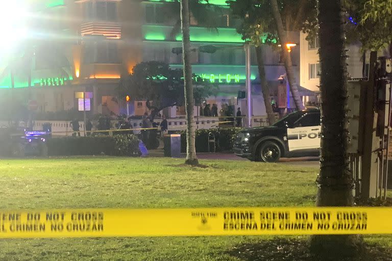 Cinta de la escena del crimen se muestra en la escena a lo largo de Ocean Drive en Miami Beach, Fla. Viernes, 17 de marzo 2023, donde la policía dice que una persona fue asesinada y una segunda resultó herida cuando un tiroteo estalló en una zona de Miami Beach llena de gente en vacaciones de primavera.