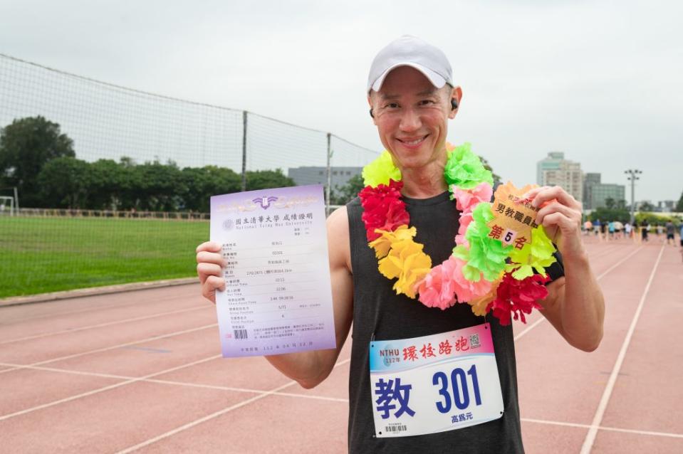 清華大學高為元校長自告奮勇為募款而跑，期能超越自己進步1秒多捐100。（圖/記者黃溎芬翻攝）