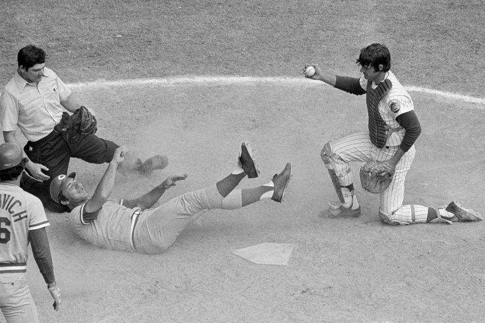 FILE - New York Mets catch Ron Hodges tags out Cincinnati Reds' Johnny Bench in the seventh inning of their pre-season baseball game in St. Petersburg, Fla., March 19, 1975. Hodges, a catcher who spent his entire 12-season major league career with the New York Mets, died Friday, Nov. 24, 2023. He was 74. (AP Photo/Harry Hall, File)