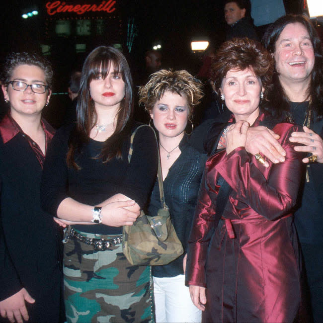 Sharon y Ozzy Osbourne con sus tres hijos en una foto de archivo credit:Bang Showbiz