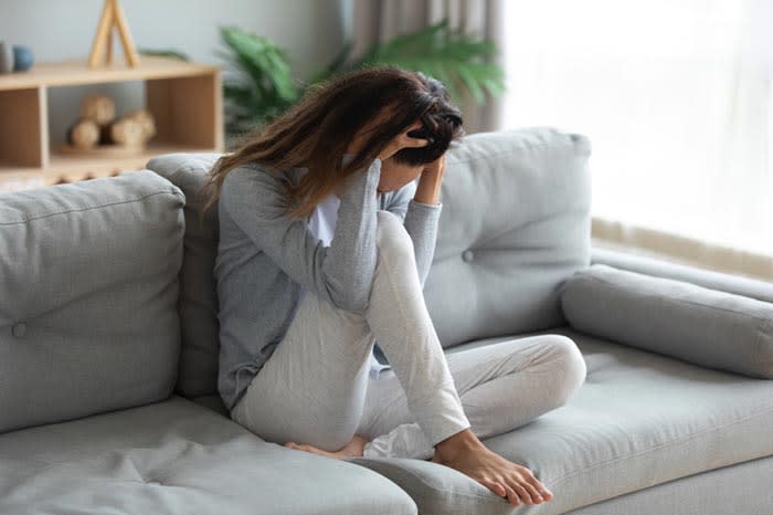 mujer preocupada en casa