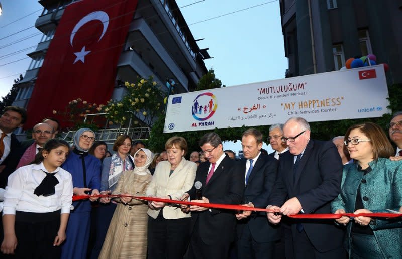 土耳其總理達武特奧盧及歐洲理事會主席圖斯克等人在土耳其參加敘利亞難民兒童照護服務的開幕儀式（美聯社）