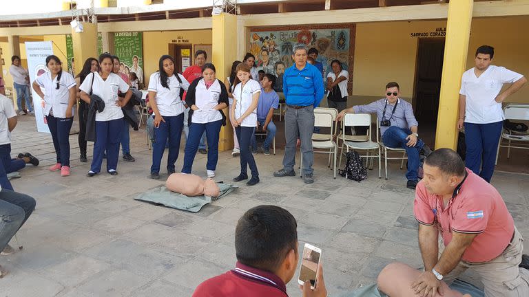 Durante las jornadas de evaluación, también se enseña a la comunidad local maniobras de RCP y uso de desfibrilador