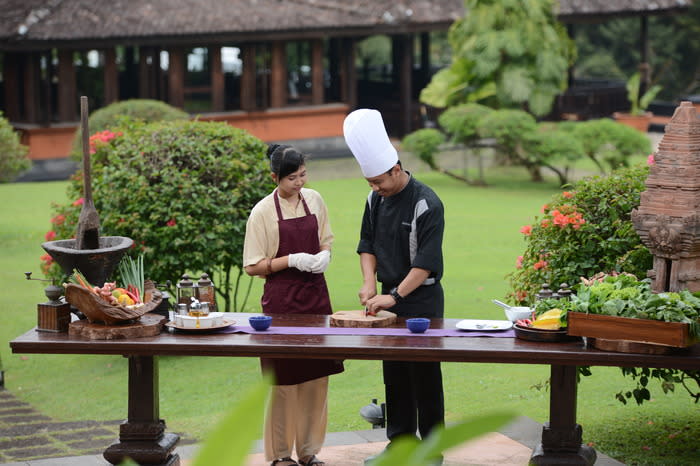 Cooking class: To keep guests busy, MesaStila offers plenty of exciting activities, such as Javanese cooking class. (