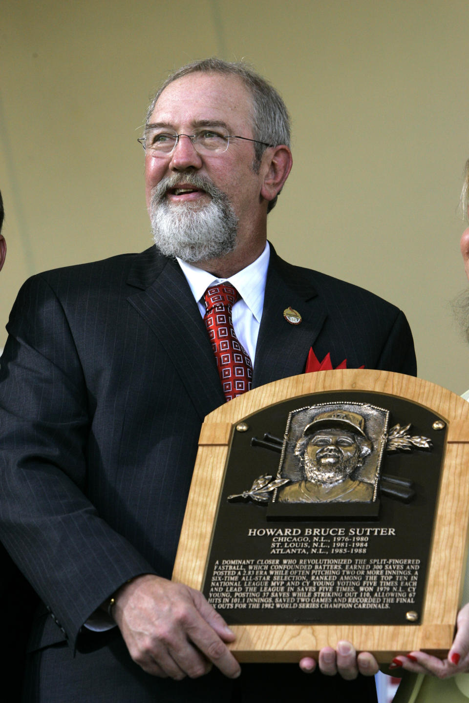 FILE - Bruce Sutter poses with his Baseball Hall of Fame plaque at induction ceremonies in Cooperstown, N.Y., July 30, 2006. Hall of Fame reliever and 1979 Cy Young winner Bruce Sutter has died. He was 69. Major League Baseball and the St. Louis Cardinals announced Sutter’s death on Friday, Oct. 14, 2022. The Baseball Hall of Fame says Sutter died Thursday in Cartersville, Georgia. (AP Photo/Jim McKnight, File)