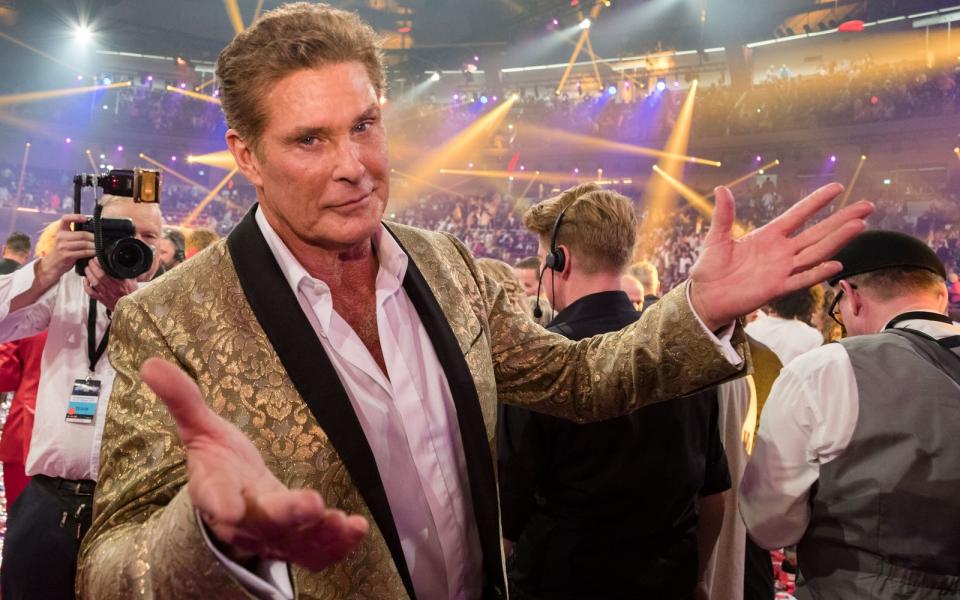 <p>Wohl in keinem anderen Land wird Trash-Ikone David Hasselhoff so verehrt wie in Deutschland. Kein Wunder: Der Mann hat deutsche Wurzeln. Seine Familie väterlicherseits stammt ursprünglich aus der Nähe von Bremen. (Bild: Mohssen Assanimoghaddam / Getty Images)</p> 