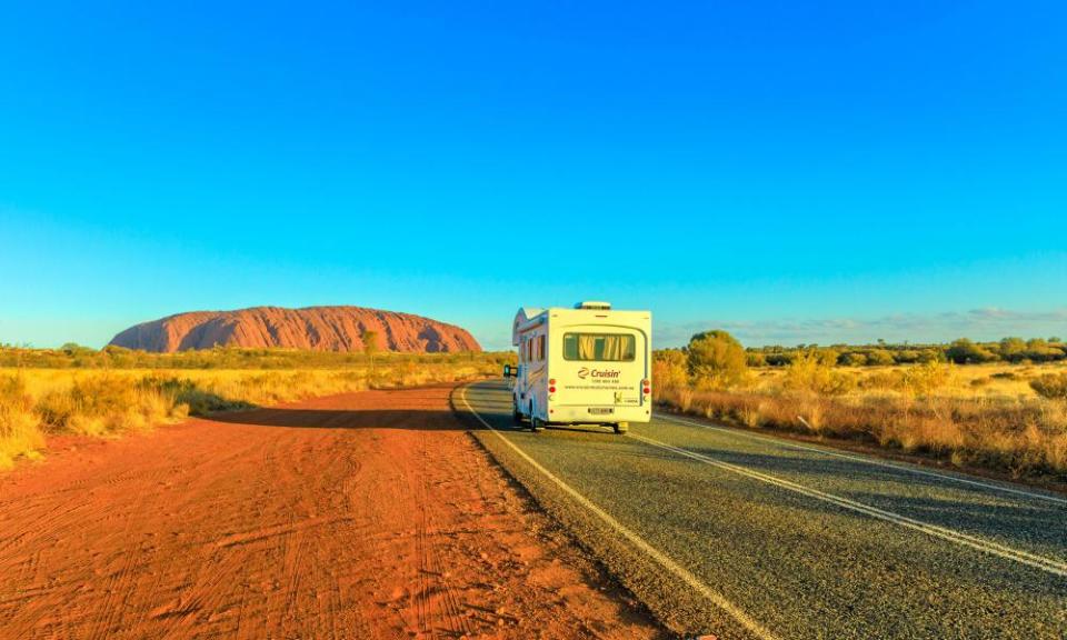 Una autocaravana en el camino a Uluru.