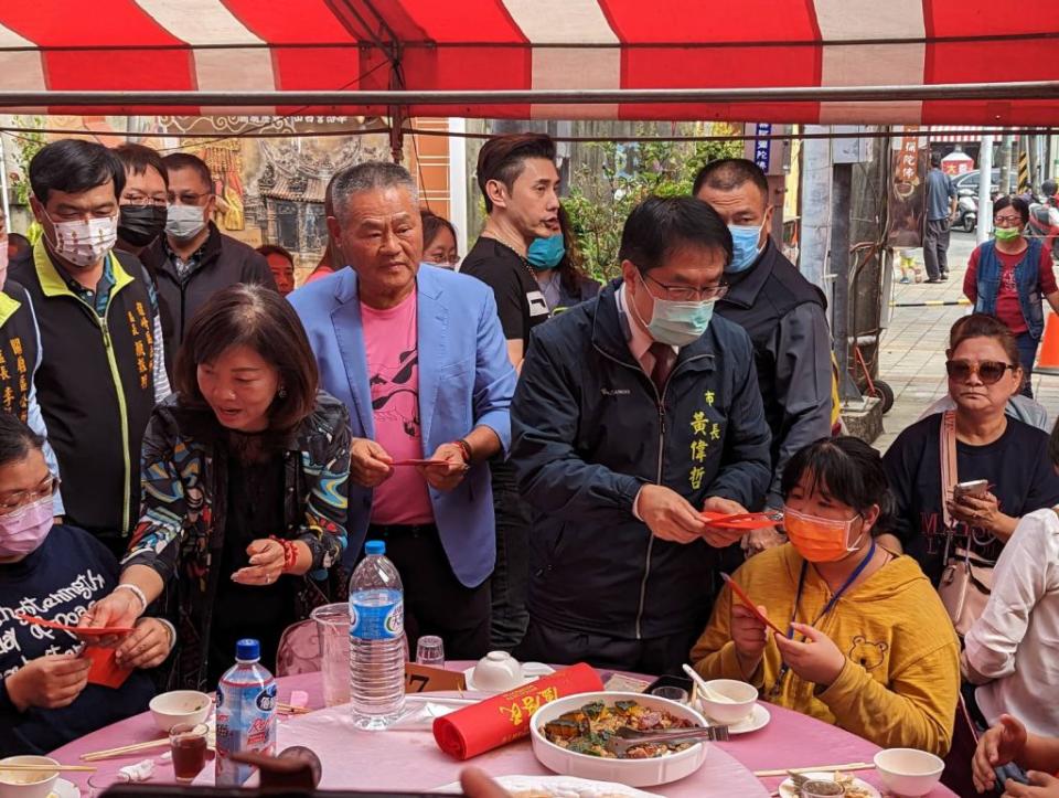 關廟山西宮戊戌科五朝王醮大主會吳進男（右三）舉辦新春關懷餐會，市長黃偉哲（右二）到場發紅包。 （記者黃文記攝）