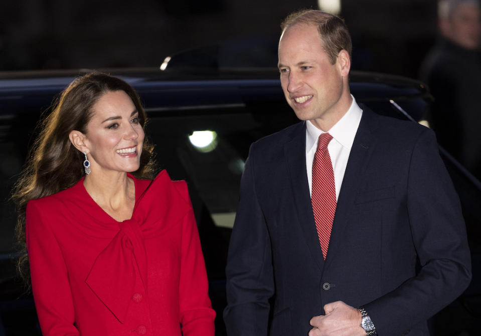 Ce mercredi 8 décembre, toute la famille royale avait rendez-vous à l’abbaye de Westminster. Cette fois, pas question de célébrer un mariage. Kate Middleton et le prince William avaient organisé un concert de chant de Noël. Intitulé « Together at Christmas » (« Ensemble à Noël), cet événement sera diffusé à la télévision britannique le soir du réveillon. Soutenu par la fondation de Kate Middleton et du prince William, il a pour objectif de célébrer la solidarité, particulièrement mise à l’épreuve lors des deux dernières années de pandémie.La famille de Kate Middleton était présente au complet pour l’événement. Ses parents, Carole et Michael Middleton, mais également sa sœur, Pippa Middleton, étaient de la partie. Son frère, James Middleton, avait fait le déplacement avec sa nouvelle épouse, la française Alizée Thevenet.Elisabeth II absenteDu côté de la famille royale, pas de trace du prince Charles ou de la reine, Elisabeth II. Mais les cousines du prince William sont venues apporter leur soutien à l’événement. La princesse Eugenie était seule tandis que sa sœur, Beatrice d’York, était accompagnée de son mari, Edoardo Mapelli Mozzi. Sophie de Wessex, Zara Phillips et Mike Tindall faisaient aussi partie de la liste des prestigieux invités.Kate Middleton avait choisi de porter une robe rouge pour cette occasion. Elle l’avait accessoirisée avec une pochette et des escarpins assortis. Des boucles d’oreille, issues de la collection de la mère de la reine Elisabeth, complétaient son look.Découvrez toutes les photos des invités du concert de Noël organisé par Kate Middleton et le prince William.