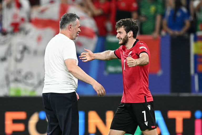 El entrenador Willy Sagnol y Khvicha Kvaratskhelia, 