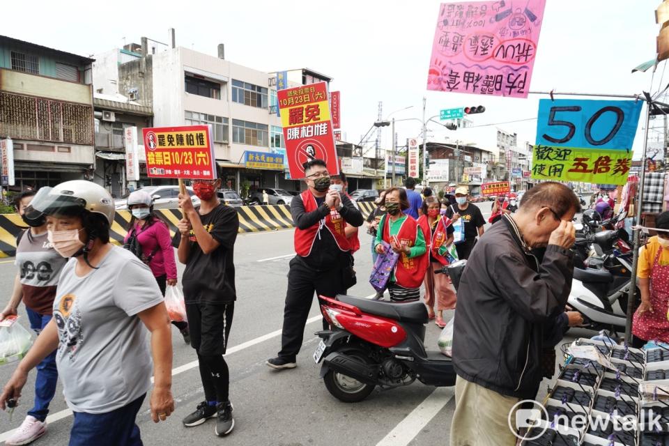 同意罷免陳柏惟的民眾在大肚沙田路一段的一處市場，向民眾宣傳同意罷免陳柏惟，不過該團體在市場停留不到20分鐘就離開。   圖：張良一/攝