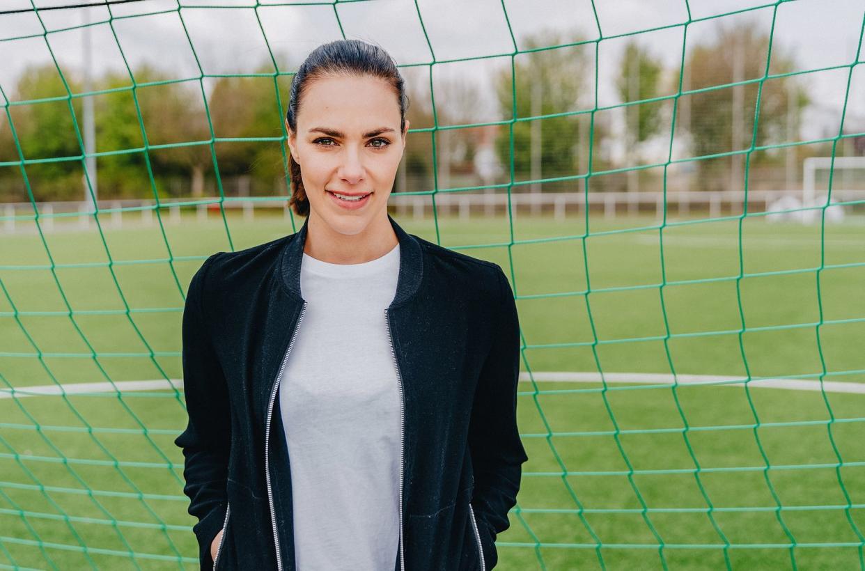 Mehr als zehn Jahre arbeitete sie für Sky. Zur Fußball-EM beginnt Sportjournalistin Esther Sedlaczek ihren neuen Job bei der ARD. Für ihr Premieren-Turnier hat sie noch kein so rechtes Gefühl - womit es ihr ähnlich gehen dürfte wie vielen Zuschauern. (Bild: WDR / Annika Fußwinkel)