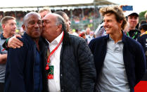 <p>Tom Cruise observa. el beso que da el padre del "Checo' al padre de Lewis Hamilton (Mark Thompson/Getty Images)</p> 