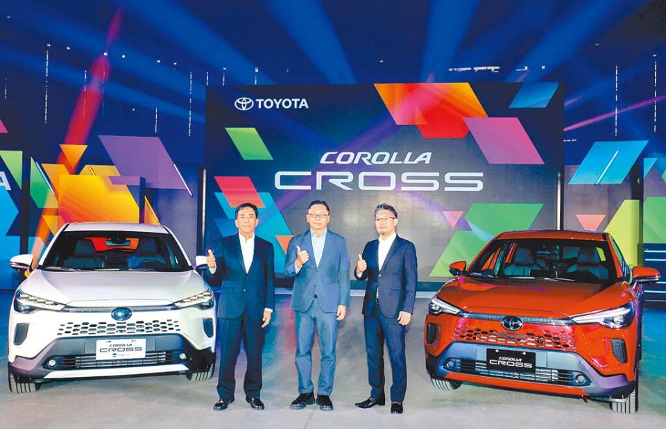 TOYOTA總代理和泰車1日發表全新改款COROLLA CROSS，力拚年銷目標4萬台；左起為國瑞汽車董事長長沼一生、和泰汽車總經理蘇純興、TMC主開發責任者高橋毅。（郭吉銓攝）