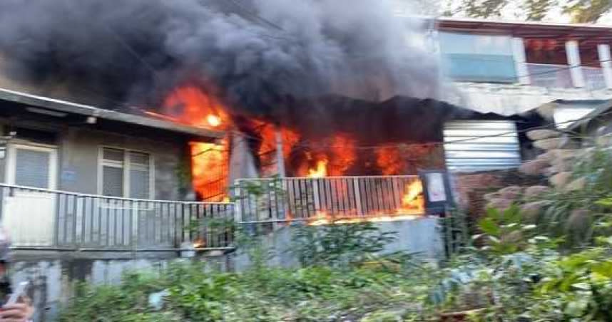 基隆獅球路1間鐵皮屋民宅昨日下午發生大火，1對小兄妹幸運地從火場逃生 。（圖／讀者提供）