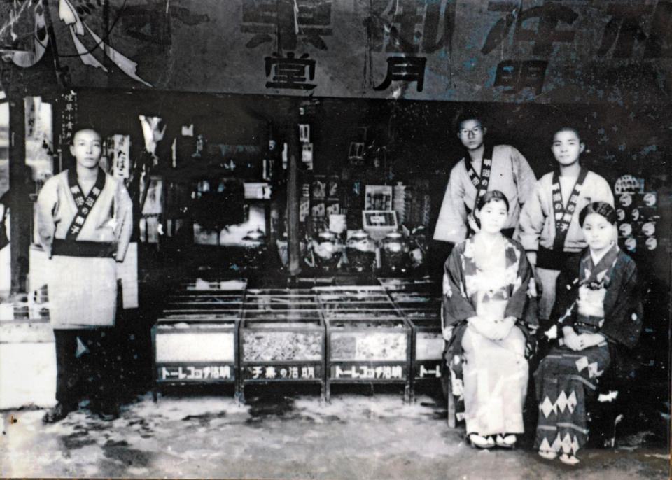 日據時代的明月堂店面，當時仍由日本人岡部氏經營。(明月堂提供)