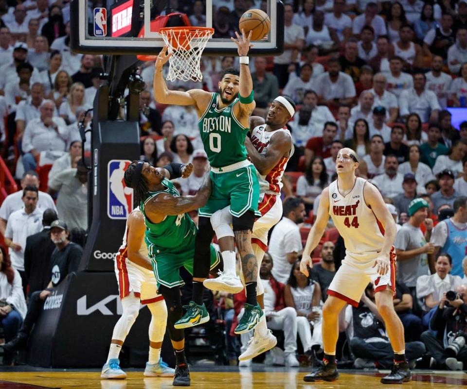 El jugador del Heat Jimmy Butler (22) trata de marcar a Jayson Tatum (0), de los Celtics de Boston, en el cuarto partido de las Finales del Este, celebrado el 23 de mayo de 2023 en Miami.