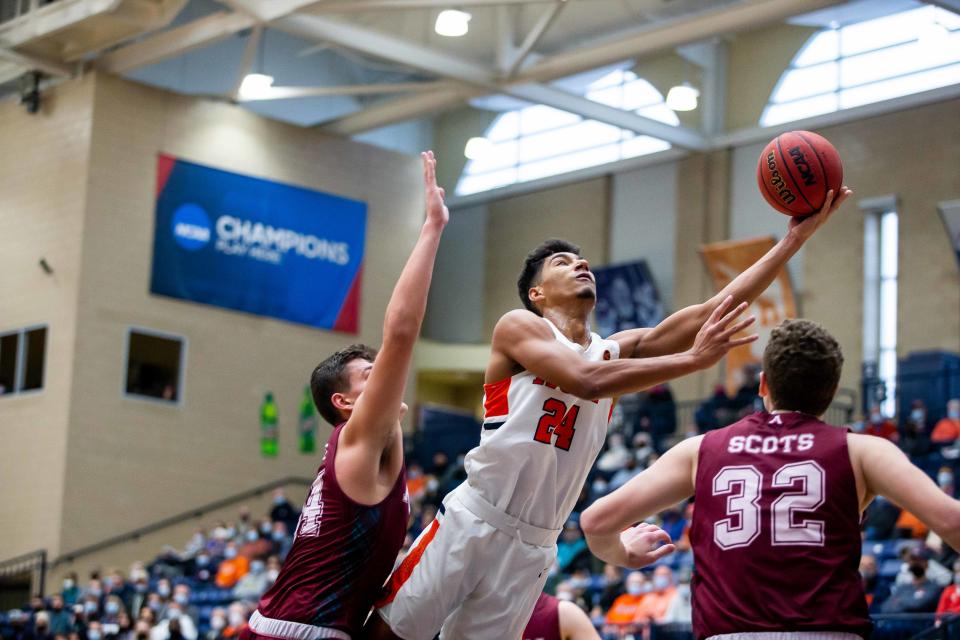 Hope's Evan Thomas takes a shot as he drives to the basket Saturday, Jan. 22, 2022, at DeVos Fieldhouse. 