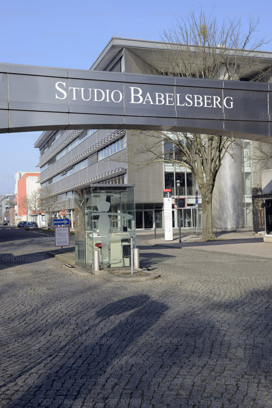 <p>Eigentlich hat die Stadt in dieser Liste nichts zu suchen, schließlich geht es hier um Originalschauplätze. Bei Potsdam, genauer gesagt, bei Babelsberg, handelt es sich allerdings um ein riesiges Filmstudio mit gigantischen Hallen, das schon vor dem Zweiten Weltkrieg eine große Blütezeit erlebte. Jetzt wird es bevorzugt von Stars aus der Traumfabrik genutzt. Roman Polanski drehte hier “Der Pianist", Matt Damon schaute für “The Bourne Supremacy” vorbei und auch Tom Cruise verbrachte 2008 einige Tage in Potsdam, wo er für “Operation Walküre” nicht nur das Studio, sondern auch eine Potsdamer Villa als Originalset nutzte. </p>