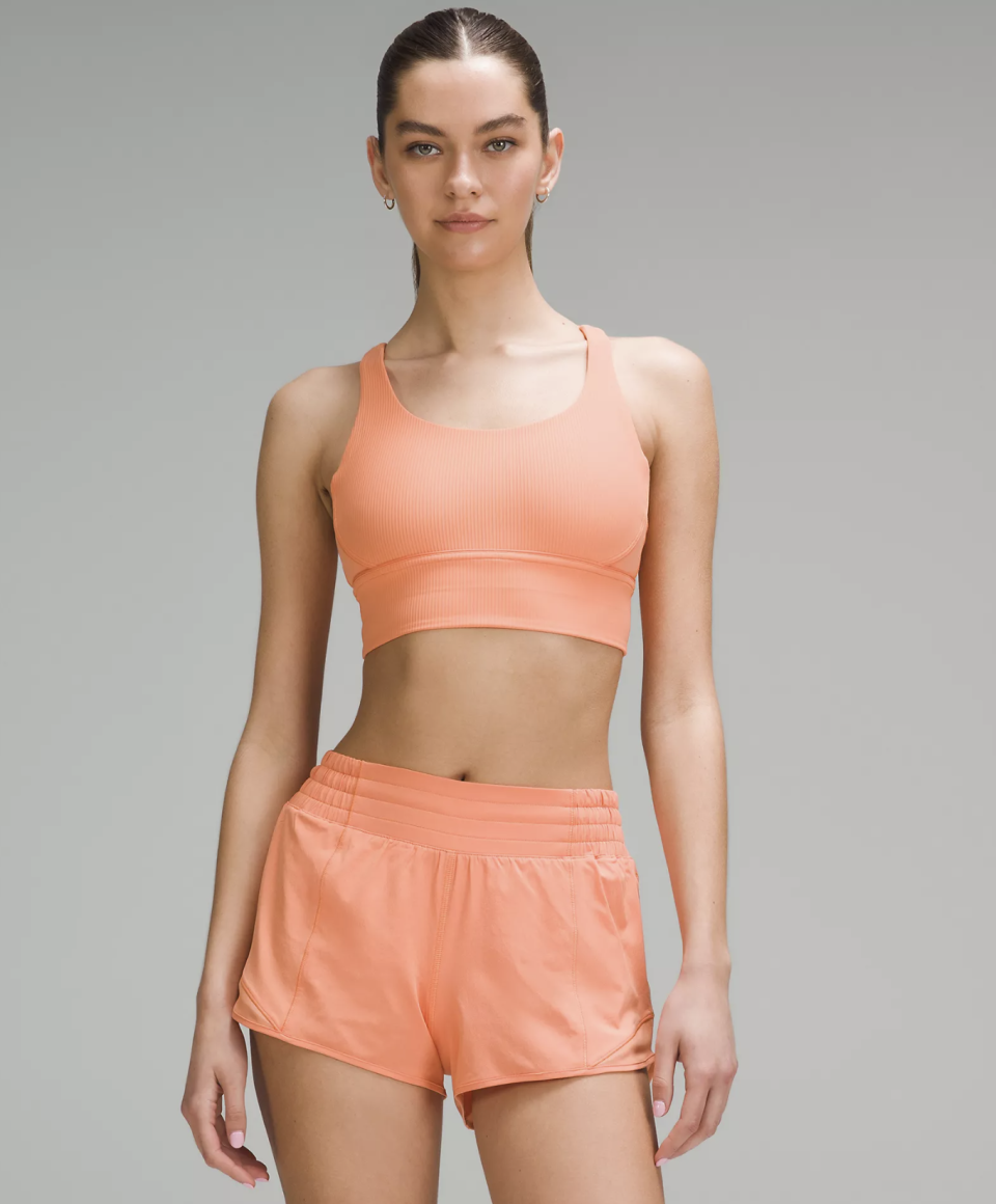 lululemon Energy reggiseno lungo a costine a sostegno medio, coppe BD (immagine via lululemon).