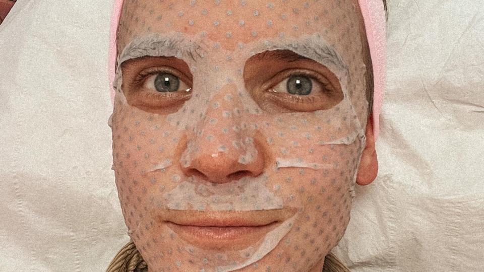 A photo of Joe Sugg wearing a face mask