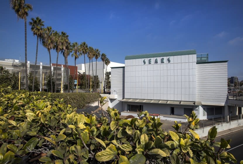SANTA MONICA, CA - NOVEMBER 18, 2020: The vacant Sears store in Santa Monica has recently undergone a $50 million makeover to turn the Art Deco-style building into an office, restaurant and retail complex. (Mel Melcon / Los Angeles Times)