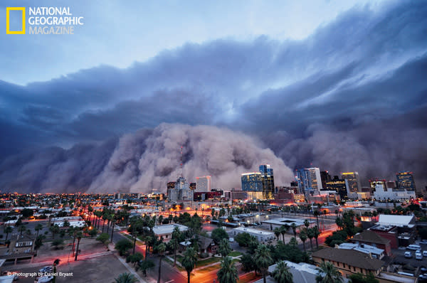 A monster dust storm barrels toward Phoenix, Ariz.