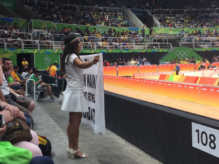 Darya Safai showed up with her sign again on Monday. (Yahoo Sports)