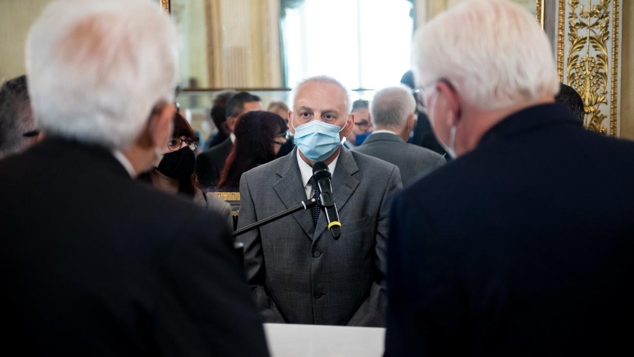 Bundespräsident Frank-Walter Steinmeier (r) und Sergio Mattarella (l), Präsident von Italien, sprechen mit Felice Perani (M), der am 24.3. als erster Covid-19-Patient von Bergamo nach Leipzig an die Uniklinik gebracht und dort behandelt wurde.