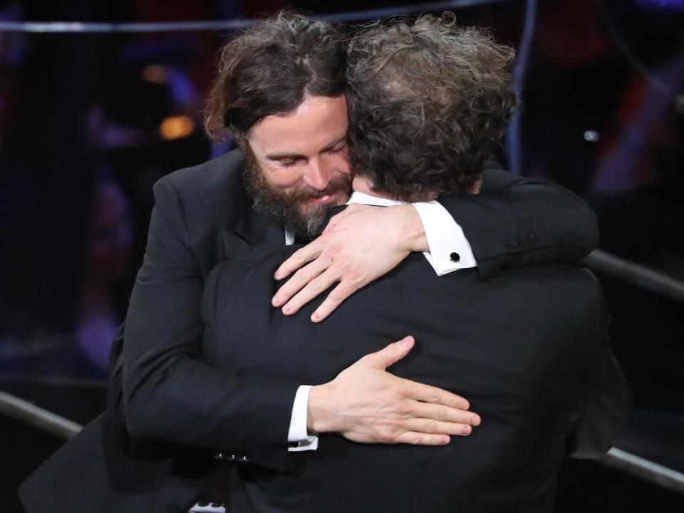 Casey Affleck abraza a Kenneth Lonergan, que ganó el premio a Mejor Guion Original para la película ‘Manchester by the Sea’ (Reuters)