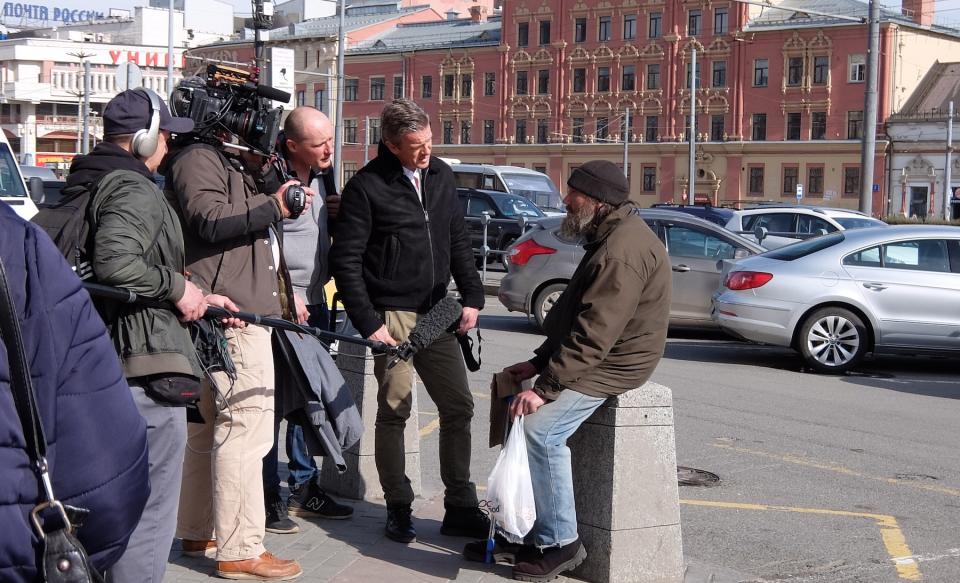 Markus Lanz in Moskau im Gespräch mit einem Obdachlosen. (Bild: ZDF/Silke Gondolf)