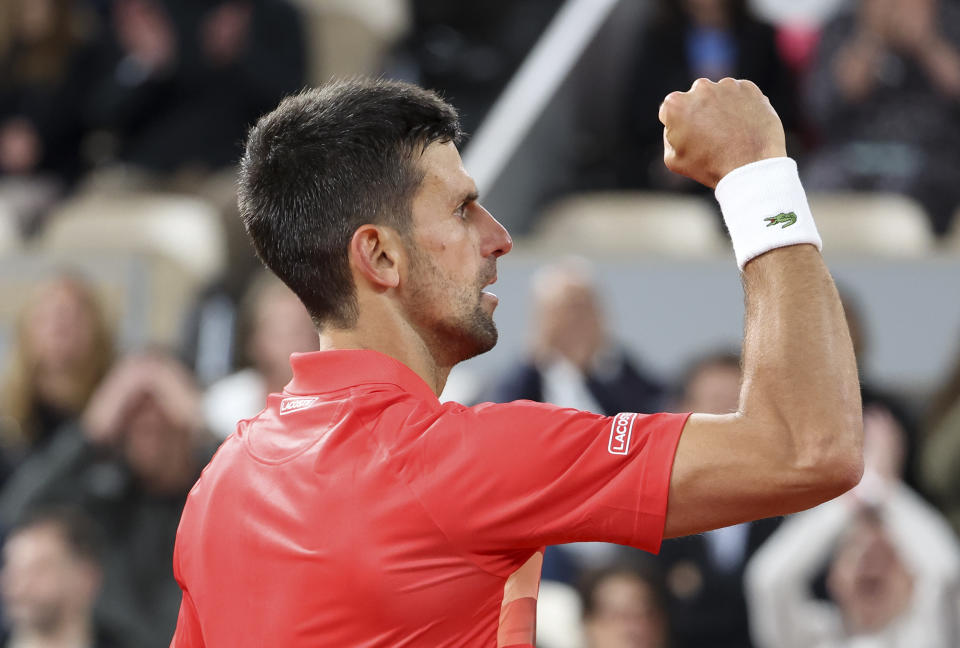 Djokovic celebra puño en alto un punto ante Yoshihito Nishioka. (Foto: John Berry / Getty Images).