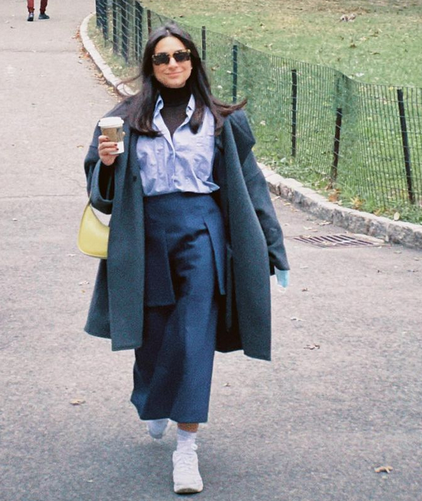 <p>La actriz mexicana se fue a recorrer el Central Park, en Nueva York, con este look casual de jeans cropped, camisa azul, abrigo <em>oversized</em> y tenis blancos. </p>