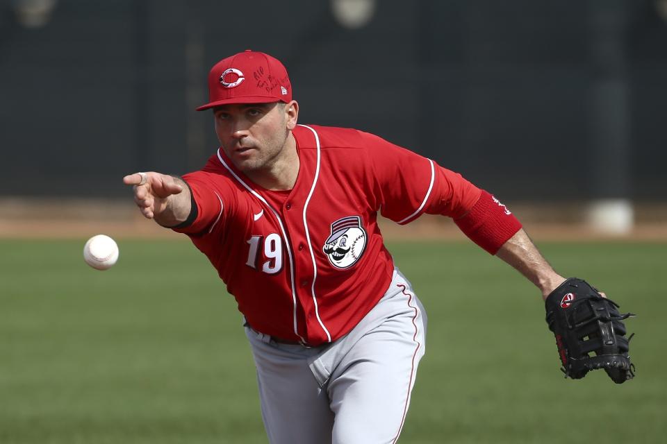 El primera base Joey Votto de los Rojos de Cincinnati durante una práctica de pretemporada, el viernes 21 de febrero de 2020, en Goodyear, Arizona. (AP Foto/Ross D. Franklin)