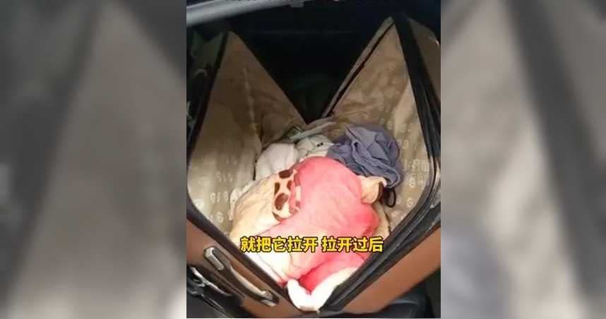 女子被關在行李箱中，所幸在計程車司機的幫助下已脫險。（圖／翻攝自澎湃新聞）