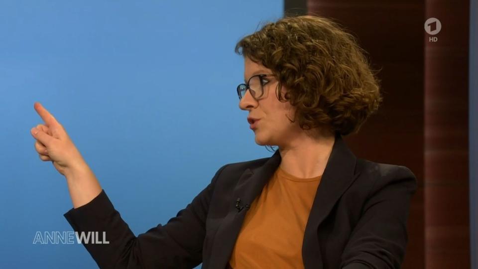 Einmal zu oft von der "Brechstange" geredet: Ann-Kathrin Büüsker schlug Jens Spahn bei "Anne Will" ein Trinkspiel vor. (Bild: ARD)