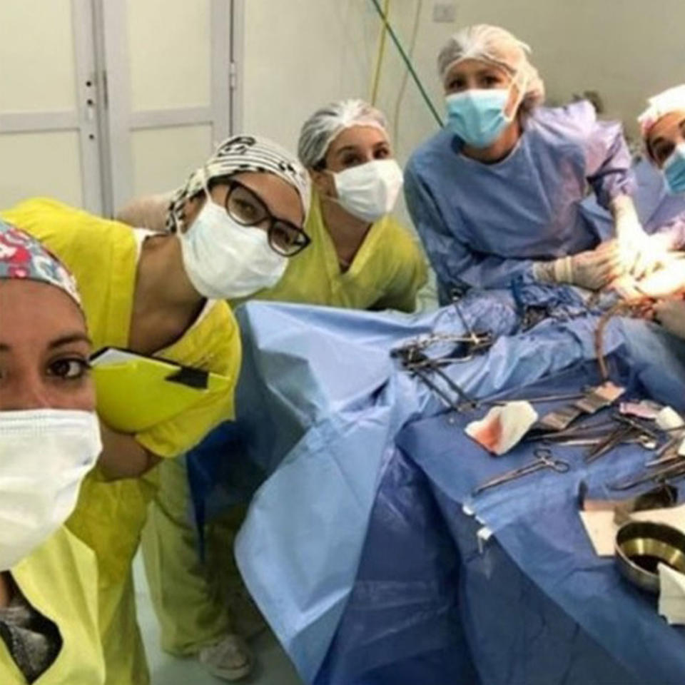 Argentinian surgeons suspended over mid-surgery selfies