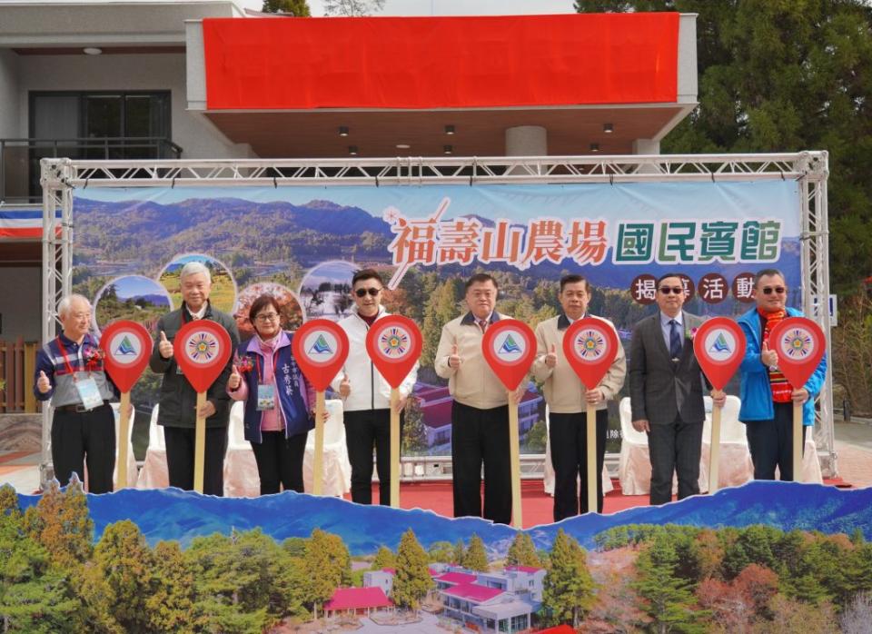 斥資三億一千多萬元興建的福壽山農場國民賓館，昨日舉行開幕儀式，由退輔會副主委姜振中主持，立委江啟臣等地方人士到場共襄盛舉。（記者陳金龍攝）