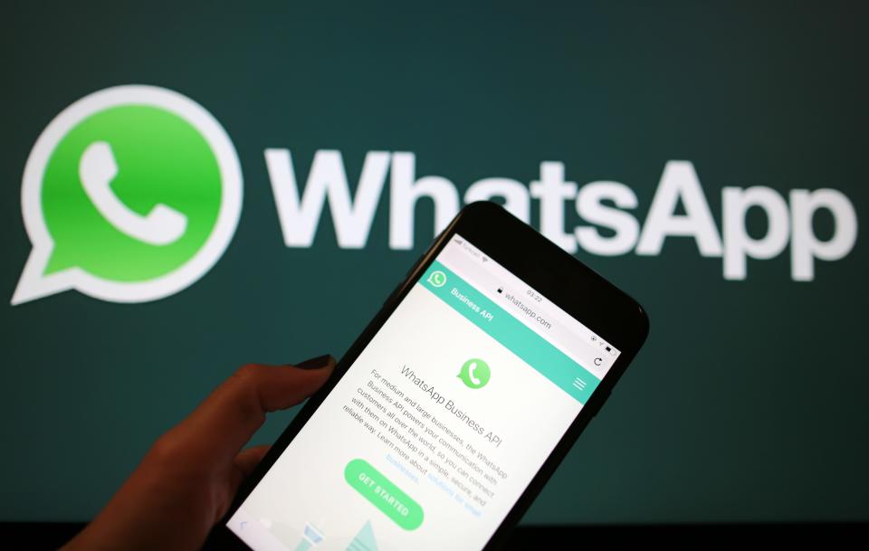 Eine Spyware kann auf den WhatsApp-Chatverlauf zugreifen (Bild: Getty Images)