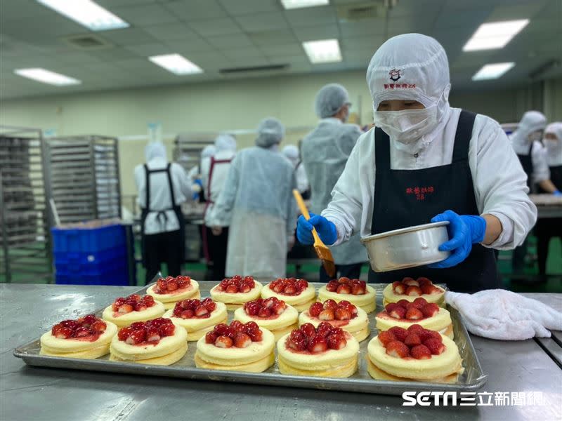 12月草莓季開跑至21日，草莓金鑽加上草莓卡士達已經賣出8萬3千盒。（圖／記者馮珮汶攝）