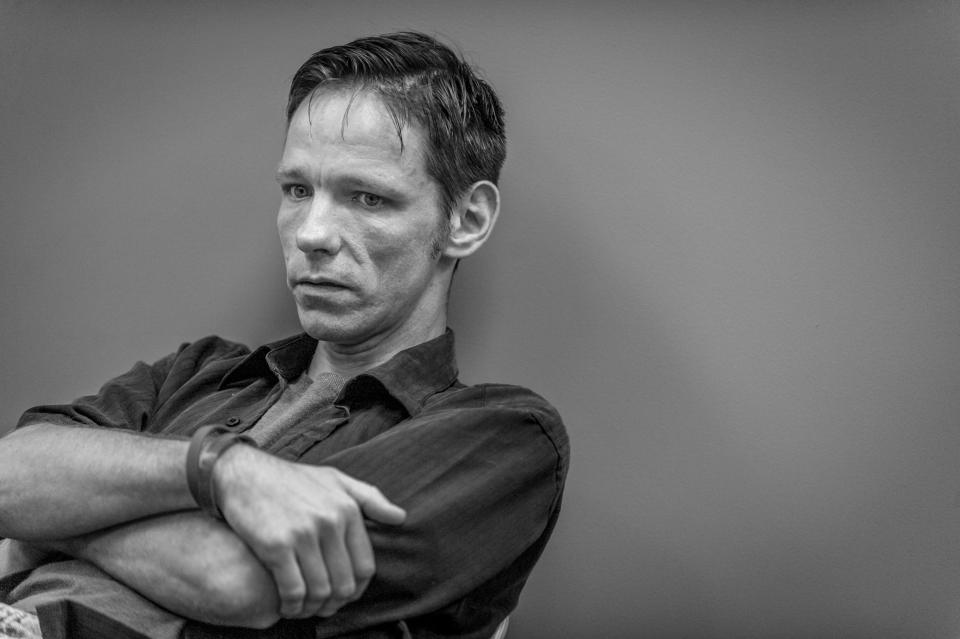 Jack Barrett, un adicto a la heroína en rehabilitación, asiste a terapia de grupo en el centro Groups de Middletown, en Ohio. Afirma que ese centro le salvo la vida. (Fotografía de Mary F. Calvert para Yahoo Noticias)