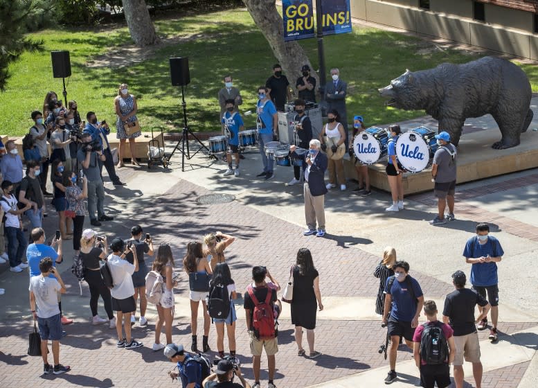 LOS ANGELES, CA - SEPTEMBER 23, 2021: UCLA chancellor Gene Block welcomes students to the campus on the first day of classes at UCLA. (Mel Melcon / Los Angeles Times)